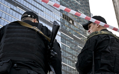 Policjanci pilnują terenu wokół uszkodzonego wieżowca w Moskwie