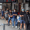 Kolejka do punktu testowania na COVID-19 w Sydney