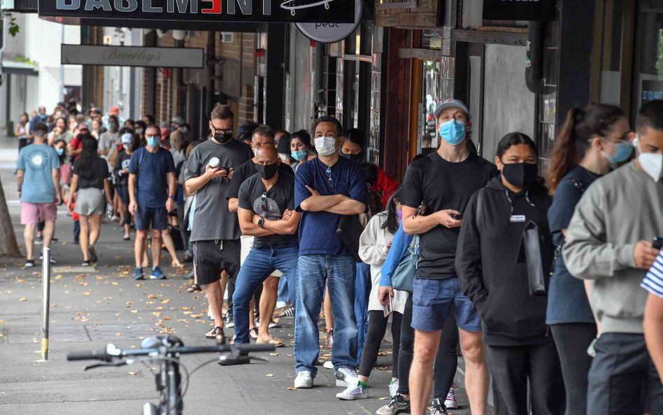 Kolejka do punktu testowania na COVID-19 w Sydney