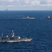 Brytyjska fregata HMS Portland (na pierwszym planie) śledzi fregatę Admirał Gorszkow i towarzyszący 