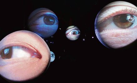 Z bezkresnej czerni wyłaniają się gigantyczne oczy Tony'ego Ourslera.