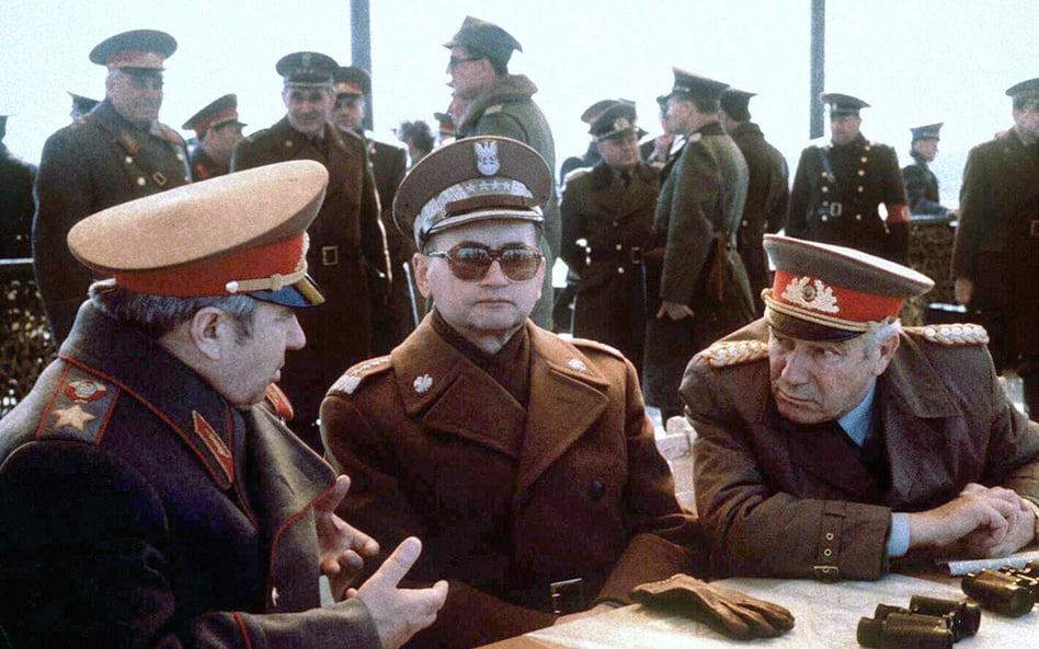Generał Wojciech Jaruzelski w otoczeniu radzieckich generałów