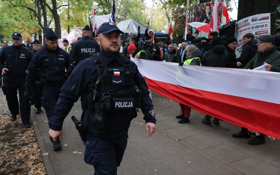 Policja przed siedzibą Trybunału Konstytucyjnego w Warszawie, 14 października 2026 r.
