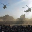 Ramallah, listopad 2004 r. Przylatuje trumna z ciałem Arafata. Żegnają go tysiące Palestyńczyków