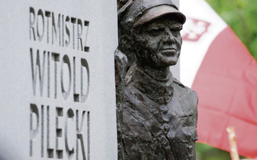 Napis na warszawskim pomniku Rotmistrza nieściśle informuje, że był „ochotnikiem”