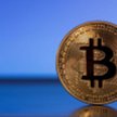 Bitcoin: obrót e-walutą zwolniony z podatku VAT