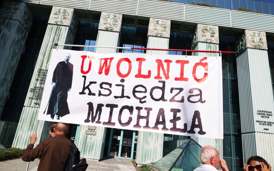 Wiec poparcia dla ks. Michała Olszewskiego oraz dwóch byłych urzędniczek Ministerstwa Sprawiedliwośc