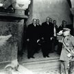 Józef Piłsudski składa hołd przed grobowcem Jana III Sobieskiego na Wawelu