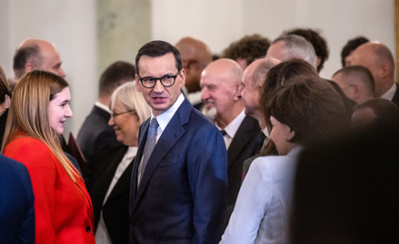 Premier Morawiecki w otoczeniu nowego rządu