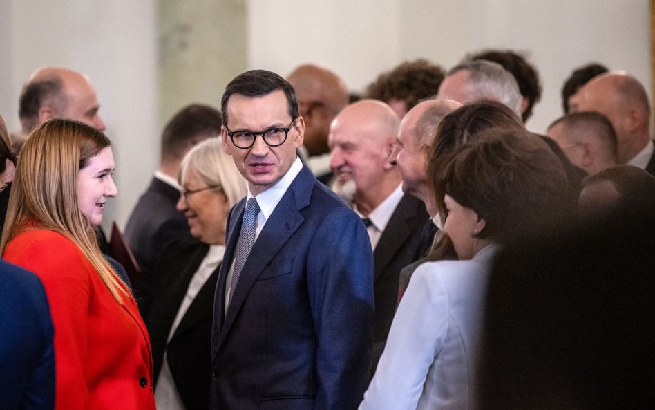 Premier Morawiecki w otoczeniu nowego rządu