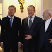 Szefowie dyplomacji USA John Kerry (pierwszy z lewej) i Iranu Mohammad Javad Zarif (drugi z prawej) 