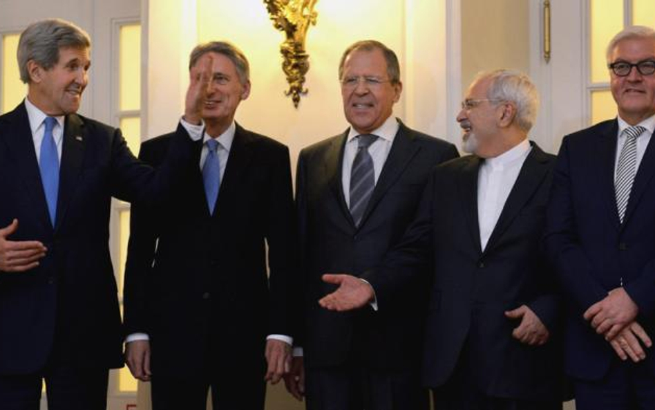 Szefowie dyplomacji USA John Kerry (pierwszy z lewej) i Iranu Mohammad Javad Zarif (drugi z prawej) 