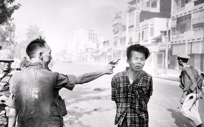 To wstrząsające zdjęcie wykonał amerykański reporter Eddie Adams 1 lutego 1968 r. w Sajgonie. Wbrew 