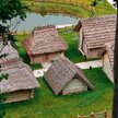 W skansenie o powierzchni ośmiu hektarów zrekonstruowano domostwa z różnych okresów od epoki kamieni