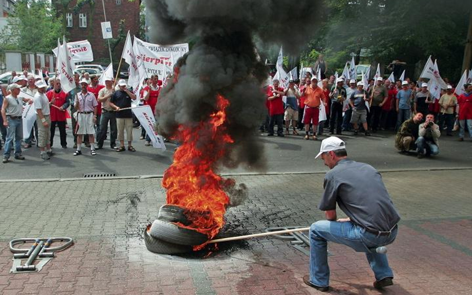 W Katowickim Holdingu Węglowym górnicy walczą o 14. pensję. W Jastrzębskiej Spółce Węglowej chcą 10-