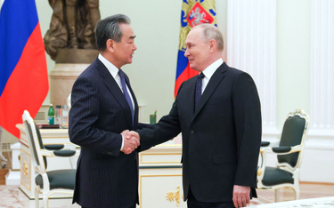 Prezydent Rosji Władimir Putin i szef chińskiej dyplomacji Wang Yi