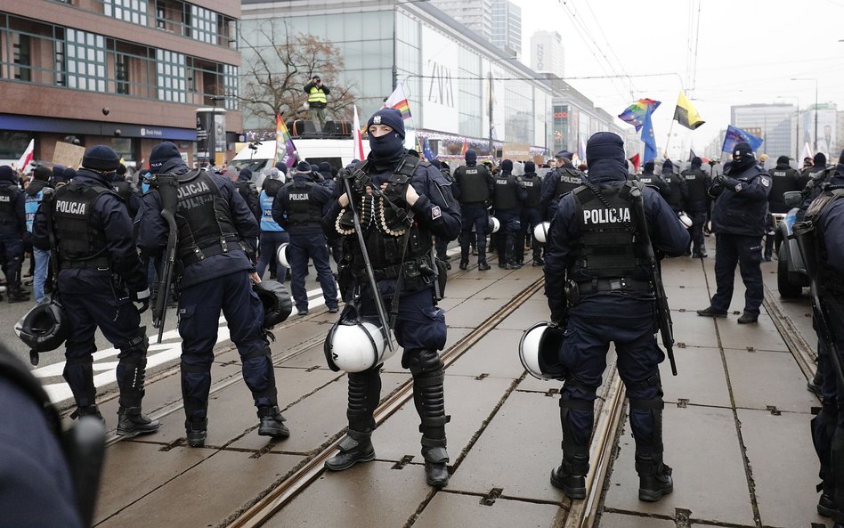 Policja wskakuje w nowe mundury