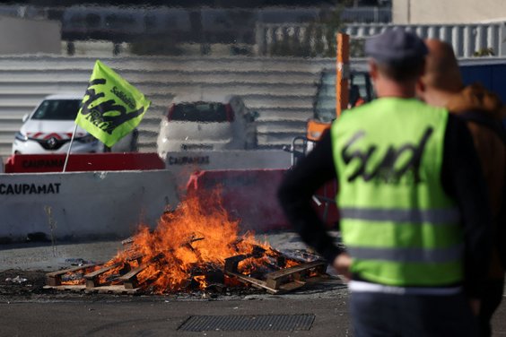 Pracownicy francuskiej kolei podczas strajku na dworcu w Paryżu, fot. z 2 października