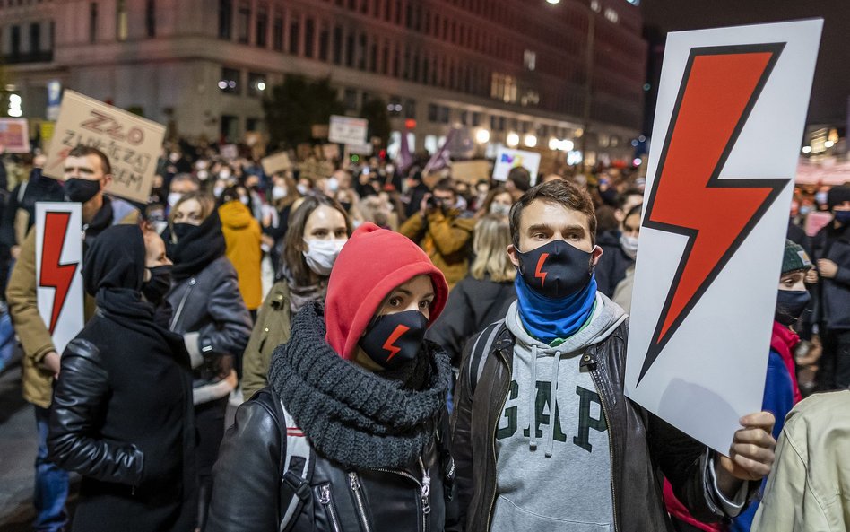 Protestujący w czasie piątkowego Marszu na Warszawę