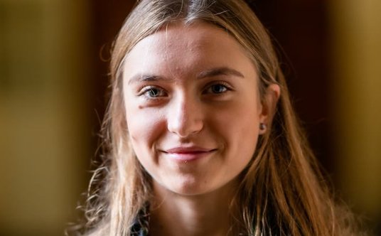 Maya Ozbayoglu, 21-letnia aktywistka działająca na rzecz sprawiedliwości klimatycznej i społecznej