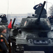Radzieckie czołgi T-34 w Petersburgu z okazji 70. rocznicy przełamania blokady Leningradu