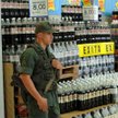 Funkcjonariusz wenezuelskiej Gwardii Narodowej pilnuje towarów w supermarkiecie