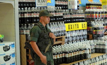 Funkcjonariusz wenezuelskiej Gwardii Narodowej pilnuje towarów w supermarkiecie
