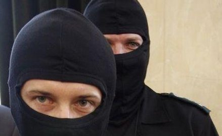 Disiejsze regulacje godzą w prawo do prywatności i wolność komunikowania się, które gwarantuje konst
