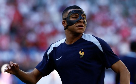 Kylian Mbappe w masce