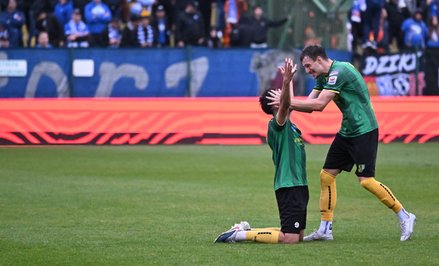 . Strzelec bramki dla Siarki Tarnobrzeg Arkadiusz Kasia (L) cieszy się po wygranym 1:0 meczu 1/16 fi