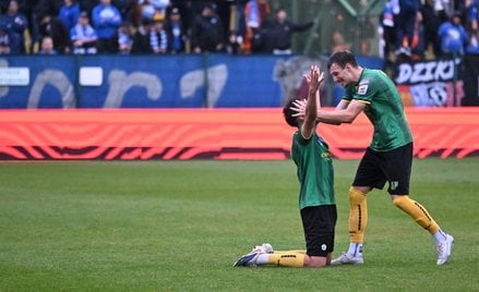 . Strzelec bramki dla Siarki Tarnobrzeg Arkadiusz Kasia (L) cieszy się po wygranym 1:0 meczu 1/16 fi
