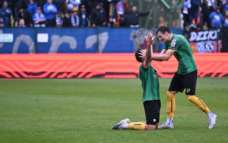 . Strzelec bramki dla Siarki Tarnobrzeg Arkadiusz Kasia (L) cieszy się po wygranym 1:0 meczu 1/16 fi