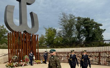 Na Mokotowie wprowadzono warty honorowe w miejscach pamięci Powstania Warszawskiego