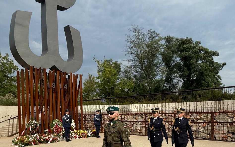 Na Mokotowie wprowadzono warty honorowe w miejscach pamięci Powstania Warszawskiego