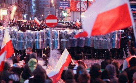 Tuż po rozpoczęciu zorganizowanego przez młodych narodowców marszu „Odzyskać Polskę" grupa zamaskowa