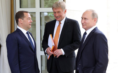 Premier Dmitrij Miedwiediew, rzecznik prasowy Kremla Dmitrij Pieskow i prezydent Władimir Putin