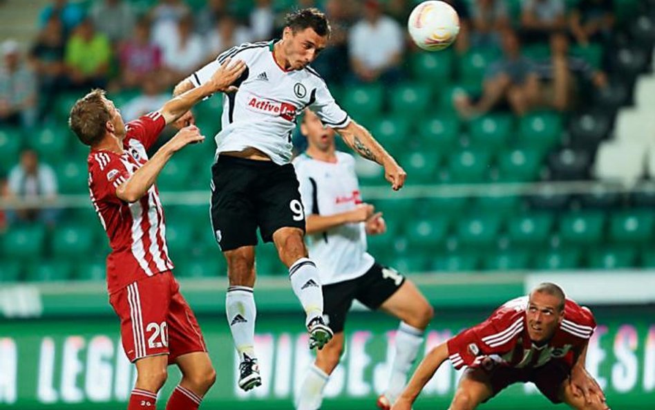 Marek Saganowski strzela bramkę drużynie z Lipawy. Oby dziś był równie skuteczny