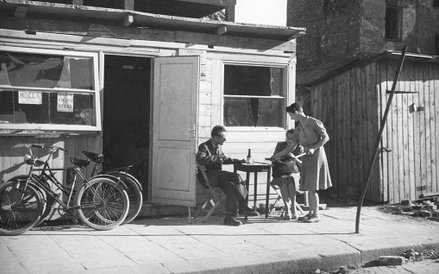 Kawiarnia Zofii Potockiej, popularne miejsce spotkań. Na zdjęciu Elżbieta Przeździecka podająca kawę