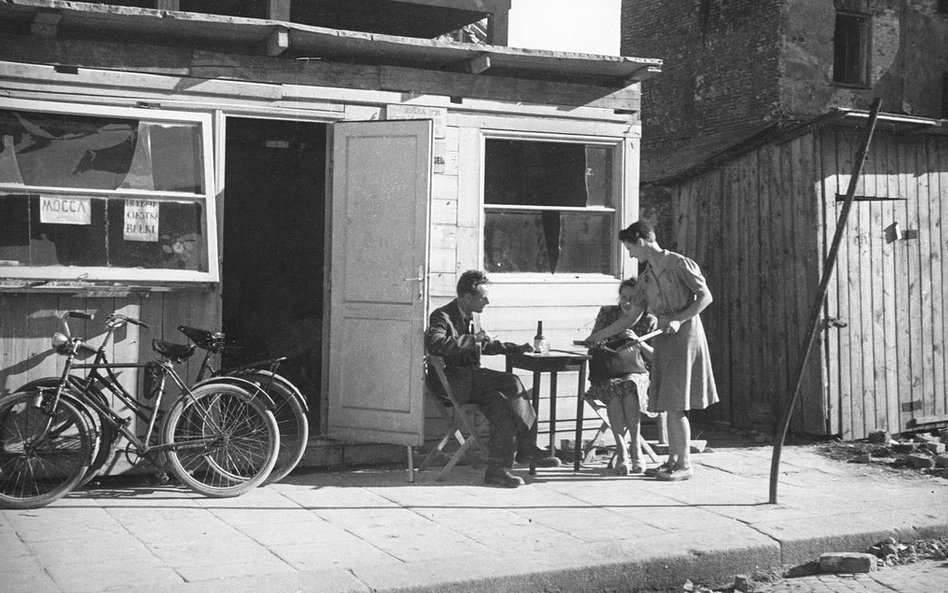 Kawiarnia Zofii Potockiej, popularne miejsce spotkań. Na zdjęciu Elżbieta Przeździecka podająca kawę