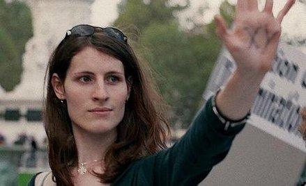 Transeksualna kobieta, biorąca udział w demonstracji w Paryżu (fot. Kenji-Baptiste OIKAWA)