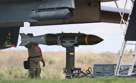 Donald Trump ostrzega, że armia USA zbiera siły i jest gotowa do wznowienia wojny