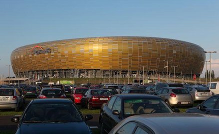Na rozprawę czeka pozew UOKiK skarżący umowy stosowane przez UEFA dotyczące biletów. Na zdjęciu stad