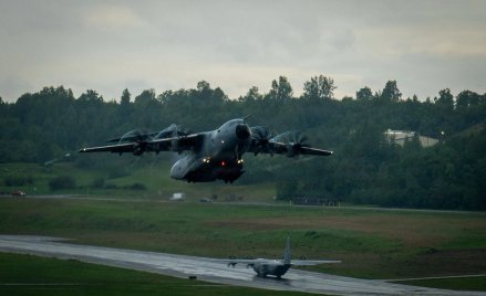 Airbus A400M należący do Royal Air Force (RAF) w trakcie startu z bazy Joint Base Elmendorf-Richards