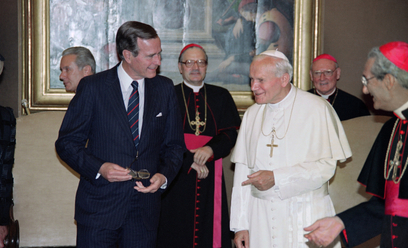 Jan Paweł II podczas spotkania z prezydentem USA Georgem Bushem w Watykanie, 27 maja 1989 r.
