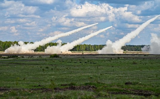 Strzelania bojowe polskich wyrzutni M142 z 16 Dywizji Zmechanizowanej na poligonie w Toruniu.