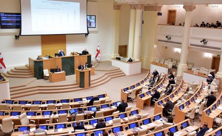 Gruzja: Rządzący stracili konstytucyjną większość