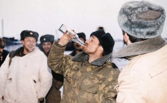 Wojna w Czeczenii: rosyjski żołnierz pijący wódkę, 29 grudnia 1994 r. L