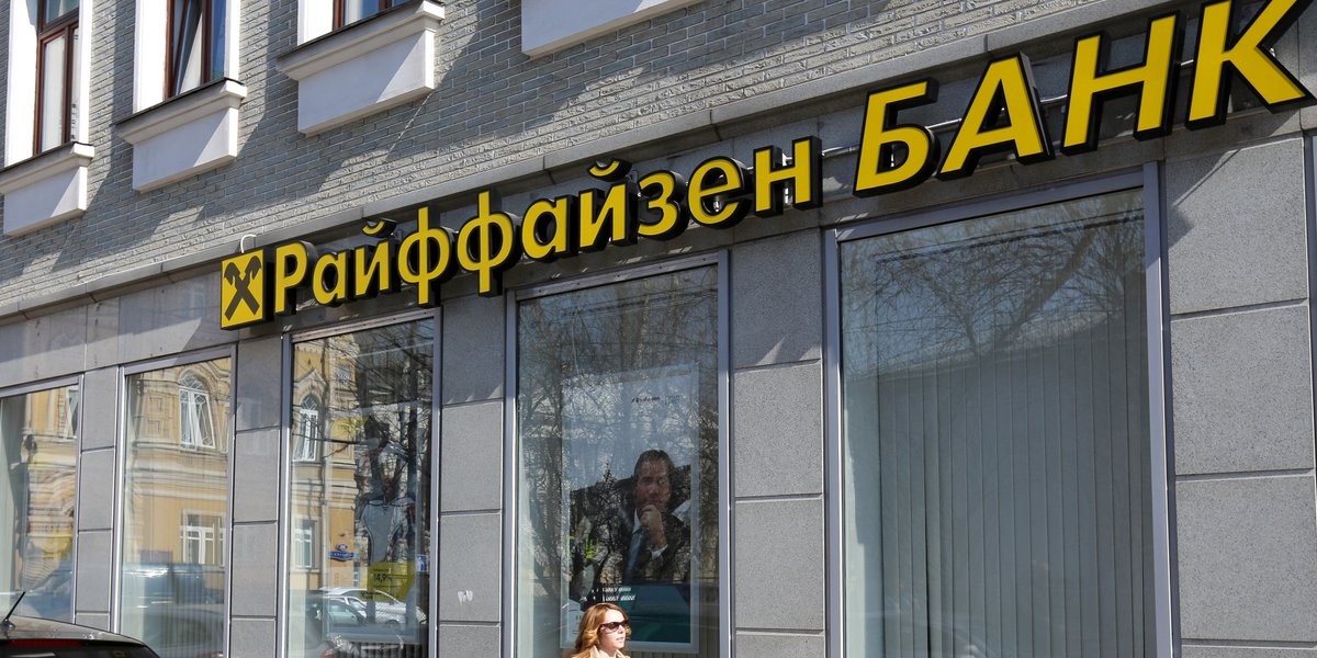 Raiffeisen oskarżony o transakcje z rosyjskim przemysłem zbrojeniowym za 1,2 mld dol.