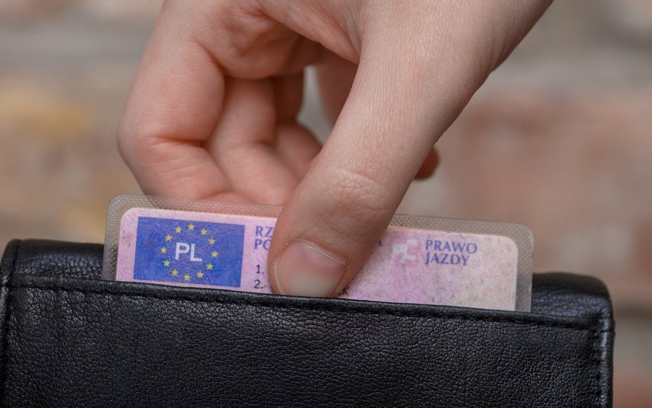 Koniec z bezterminowym prawem jazdy. Podano, do kiedy kierowcy muszą je wymienić