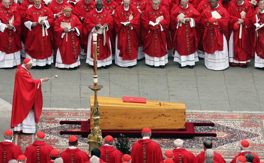 Przyszły papież żegna swojego poprzednika - Jana Pawła II